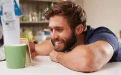 homme amoureux échange par sms